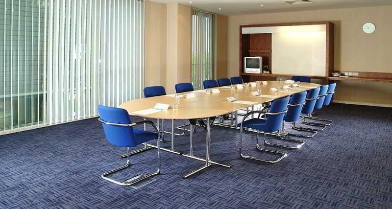 Ramada Encore Milton Keynes Bagian luar foto